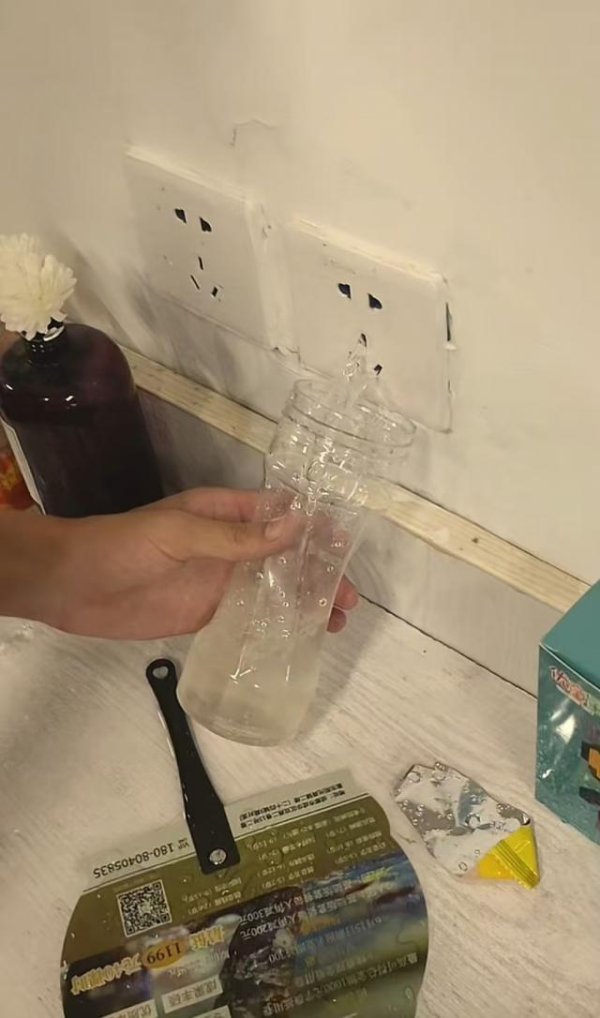 乐蒙网 插座流水成瀑布！成都暴雨致居民家中插座出水，专家：暴雨导致房屋进水，一定要断电