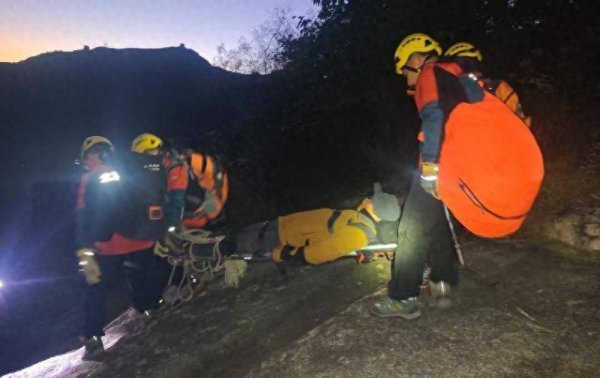 百盛证券 男子爬山时因绳索断裂摔伤 北京怀柔消防抬人下山