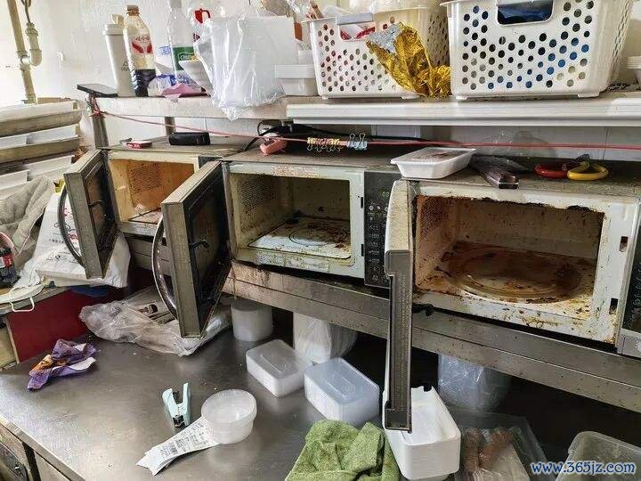 ▲某外卖门店后厨的场景。图/新华社